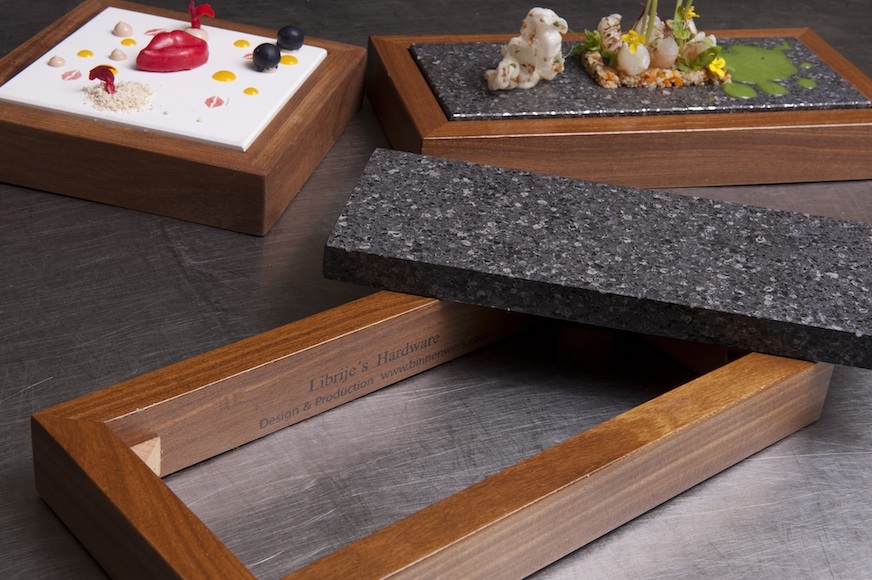 voor restaurant Librije ontworpen bordjes van afrormosia-hout en Silestone, onder de naam: Librije's Hardware, bordjes kunnen in de vaatwasser